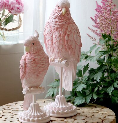 Papegoja Stativ Rosa från Chic Antique på dekorativt bord