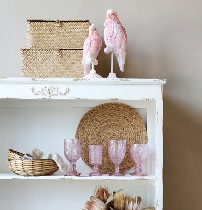 Papegoja Stativ Rosa från Chic Antique på en bokhylla