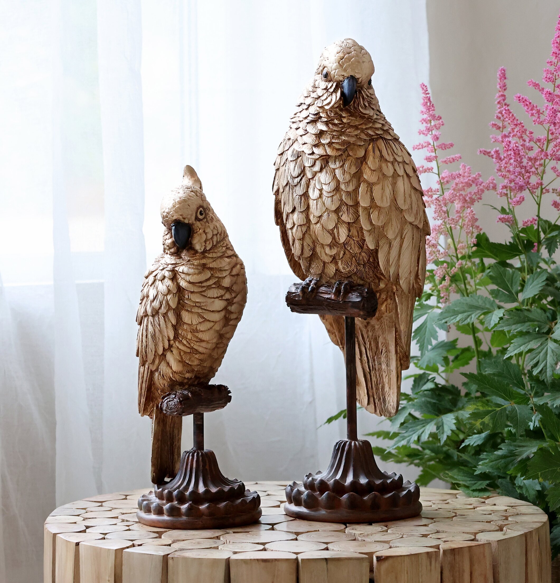 Papegoja Stativ Antik Mässing från Chic Antique på bord