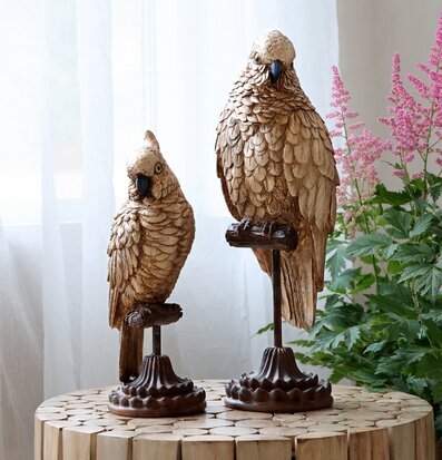 Papegoja Stativ Antik Mässing från Chic Antique på bord