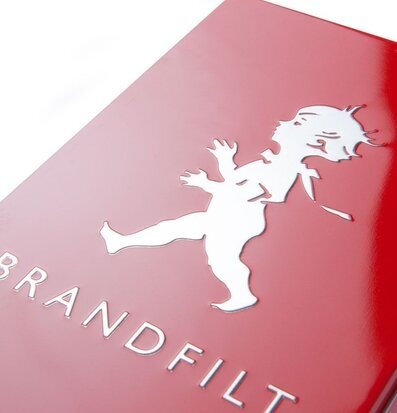 Brandfilt Röd från Solstickan med ikonisk pojksiluett