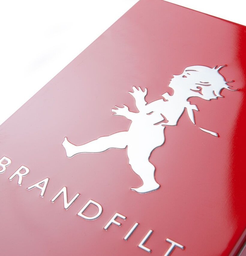 Brandfilt Röd från Solstickan med ikonisk pojksiluett