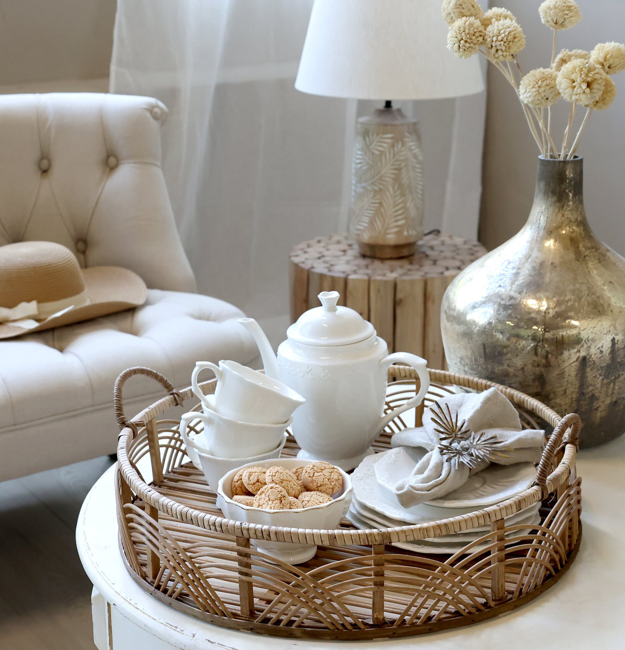 Serveringsbricka Natur från Chic Antique på ett soffbord