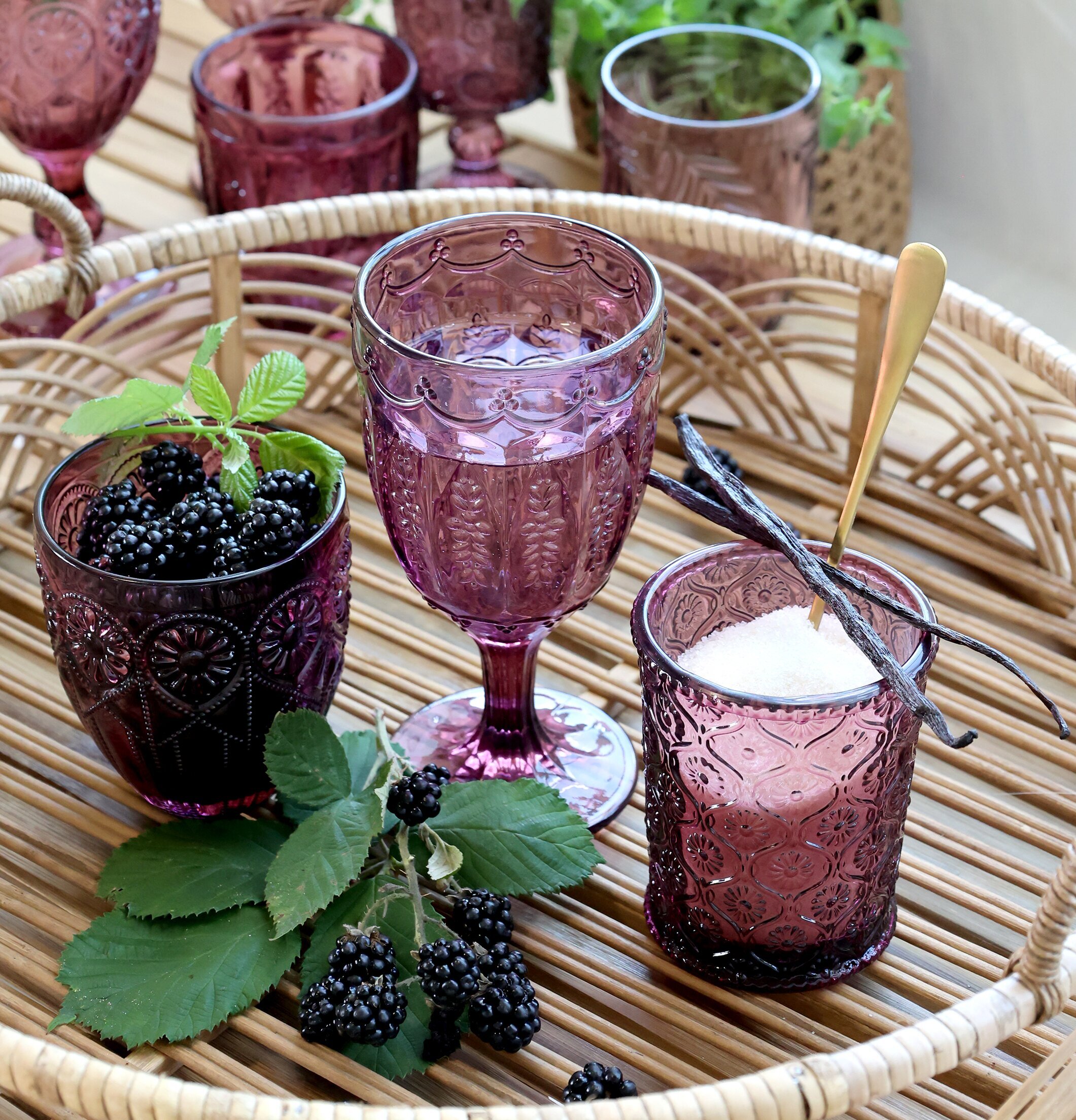 Serveringsbricka Natur från Chic Antique med glas och björnbär