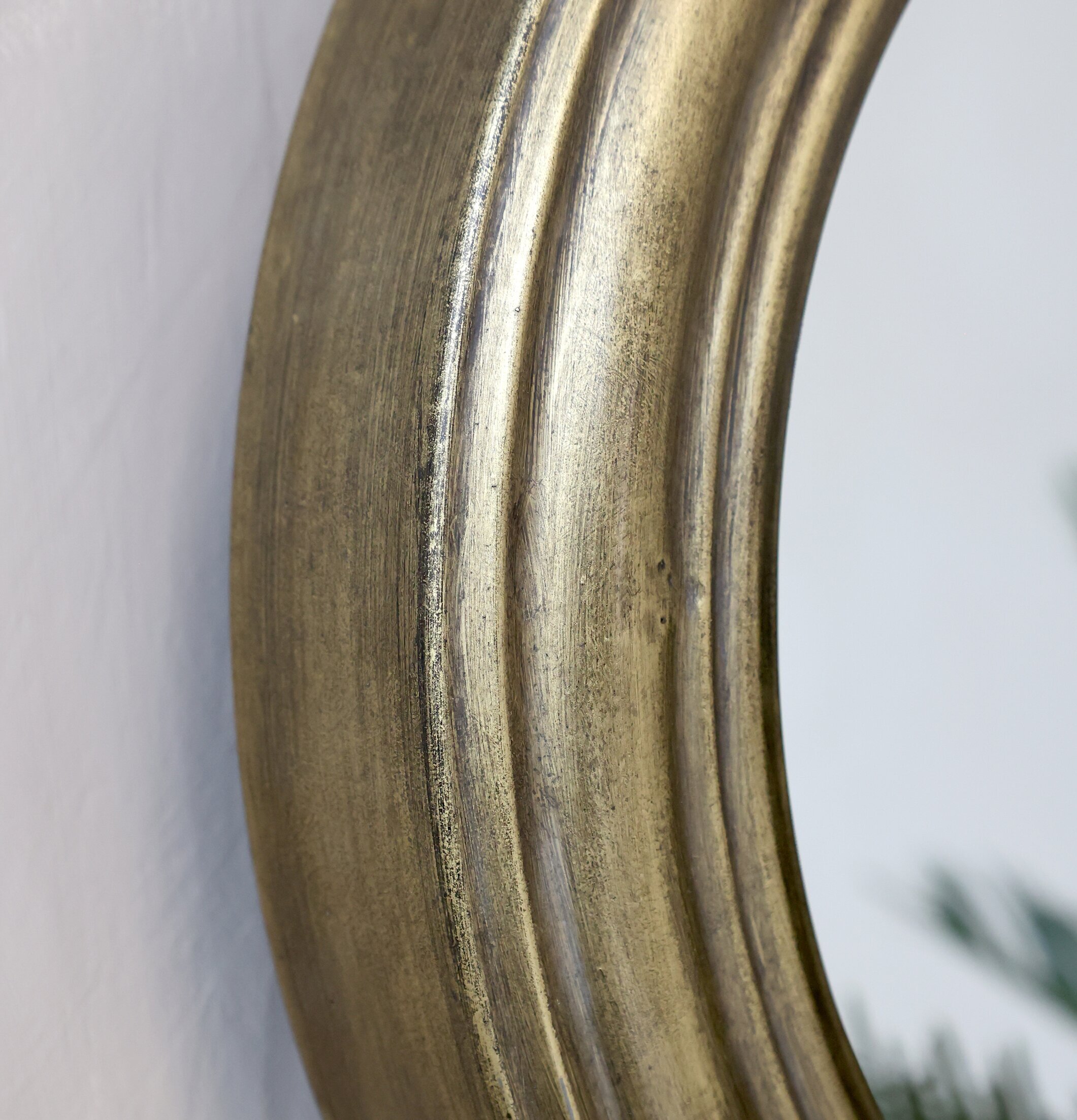 Väggspegel Antik Mässing från Chic Antique på ljus vägg