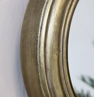 Väggspegel Antik Mässing från Chic Antique på ljus vägg