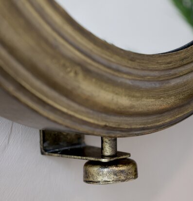 Väggspegel Antik Mässing från Chic Antique mot vit vägg