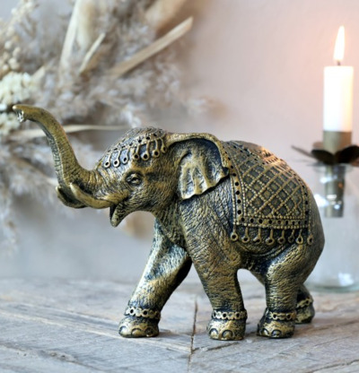 Elefant Antik Mässing från Chic Antique på ett rustikt bord