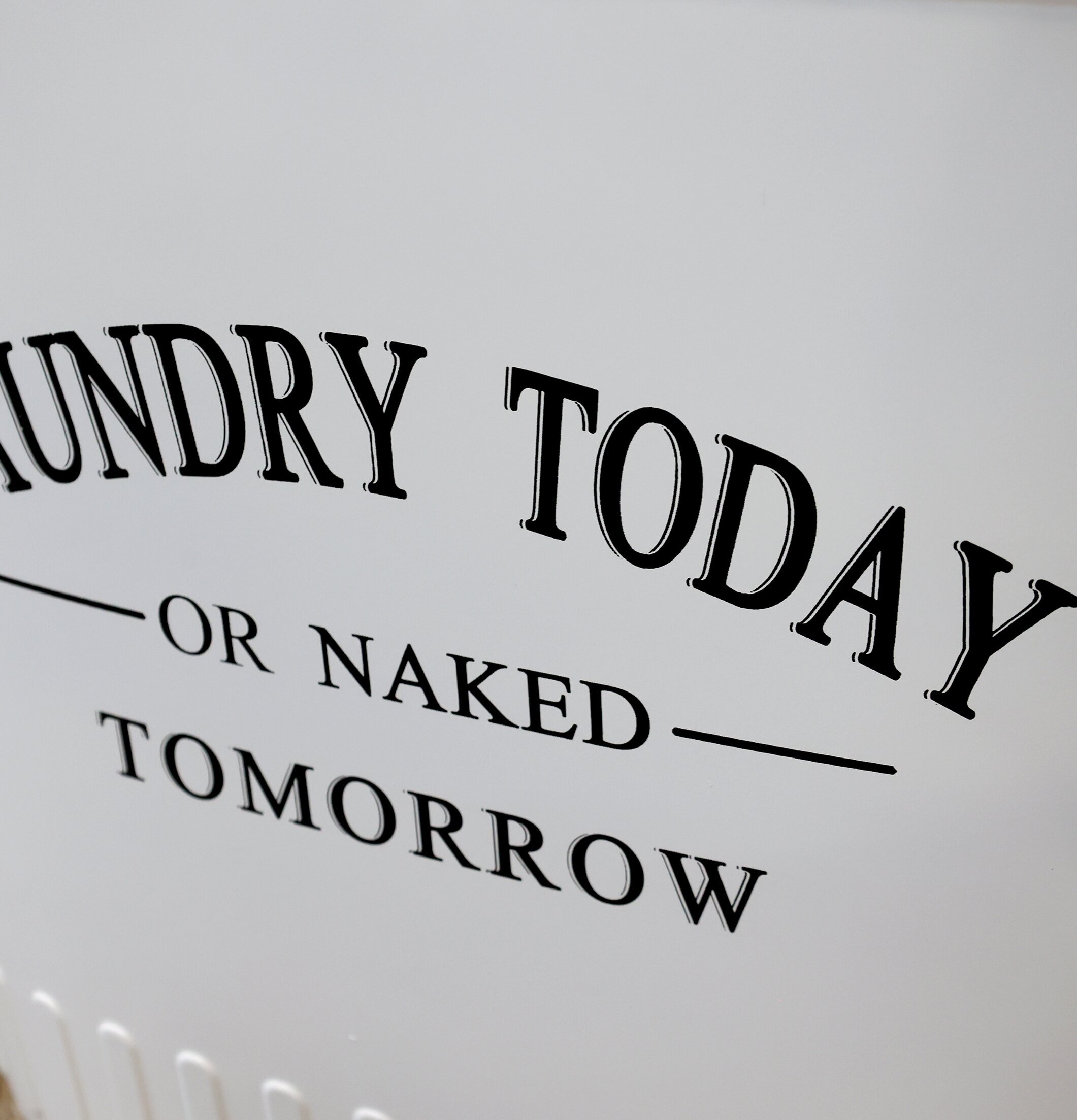 Tvättkorg På Hjul från Chic Antique i ljus färg med text