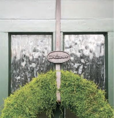 Kranshållare Dörr Welcome från Gardenlife på grön dörr