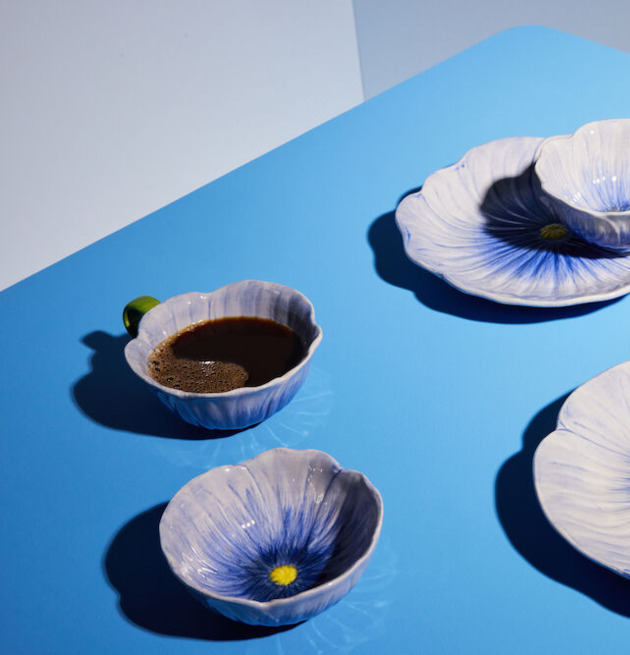 Skål Poppy Blå från By ON på blått bord med matchande set