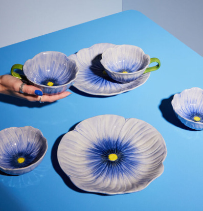 Assiett Poppy Blå från By ON med blommigt motiv på bord
