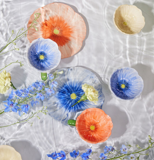 Assiett Poppy Blå från By ON i en zen-trädgårdsmiljö