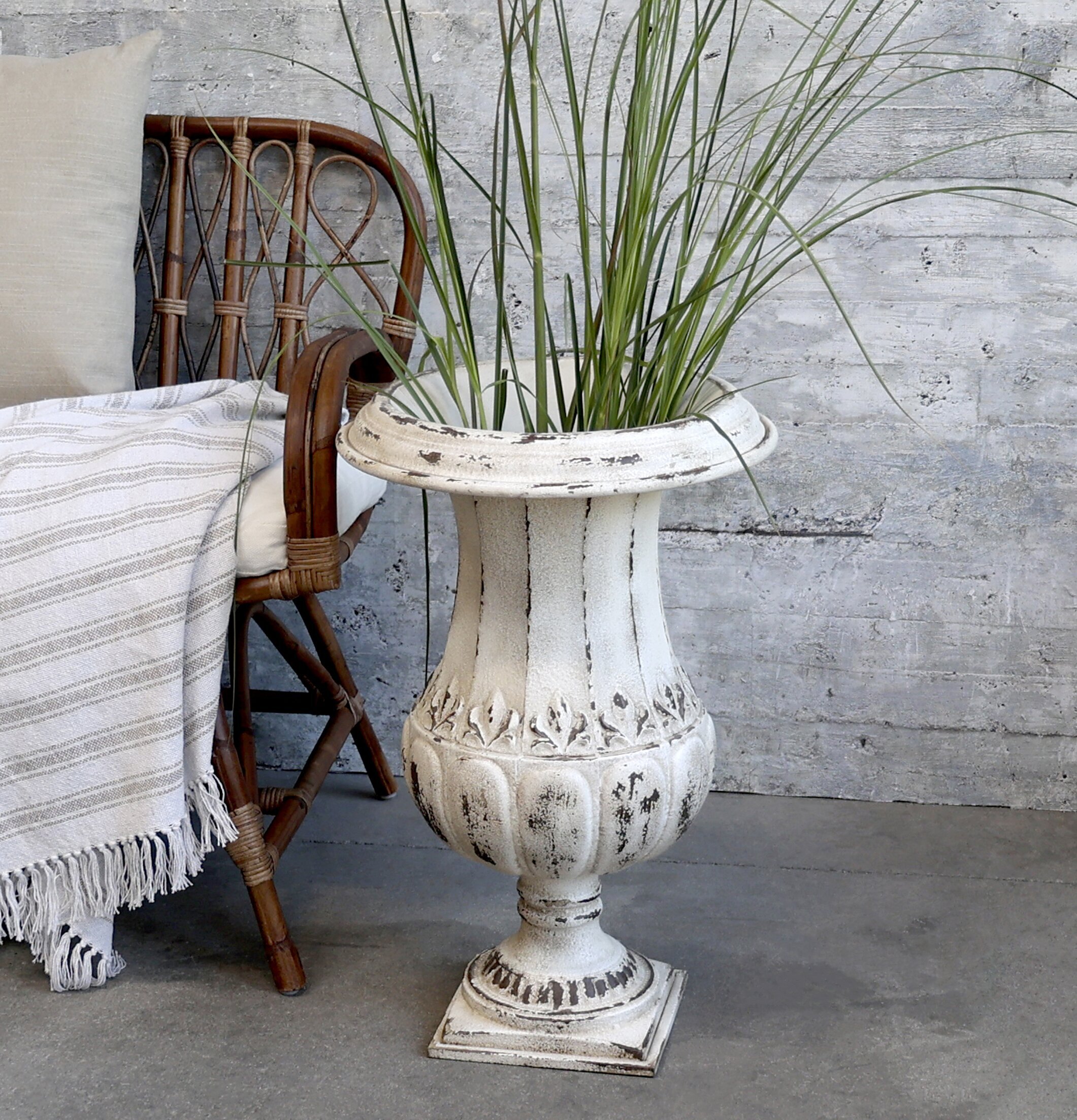 Fransk Kruka Antique Creme från Chic Antique i rustik miljö