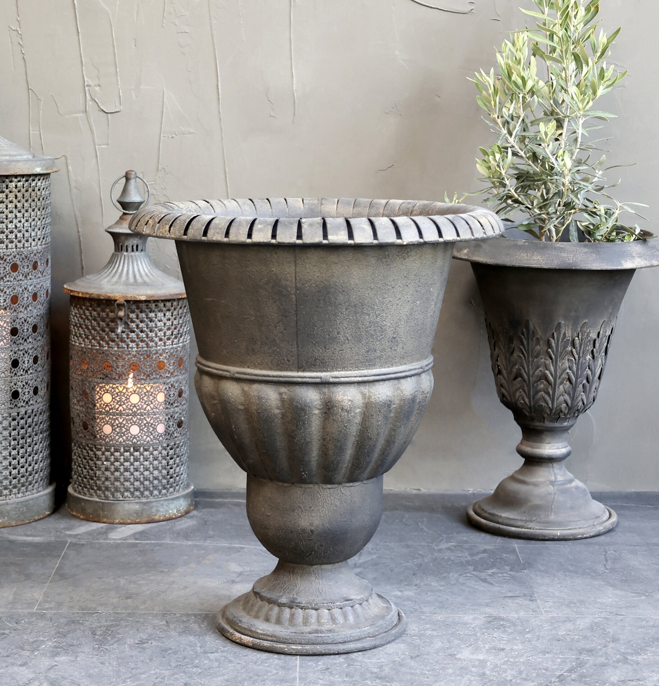 Fransk Kruka Antikgrå XL från Chic Antique med lyktor