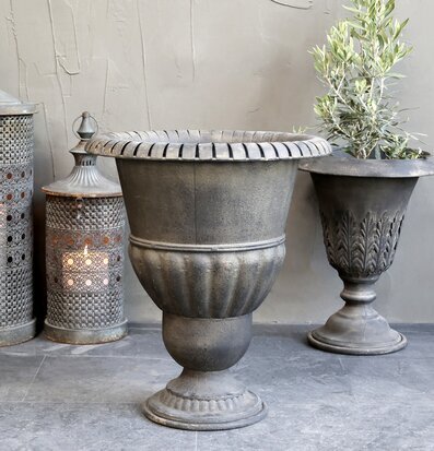 Fransk Kruka Antikgrå XL från Chic Antique med lyktor