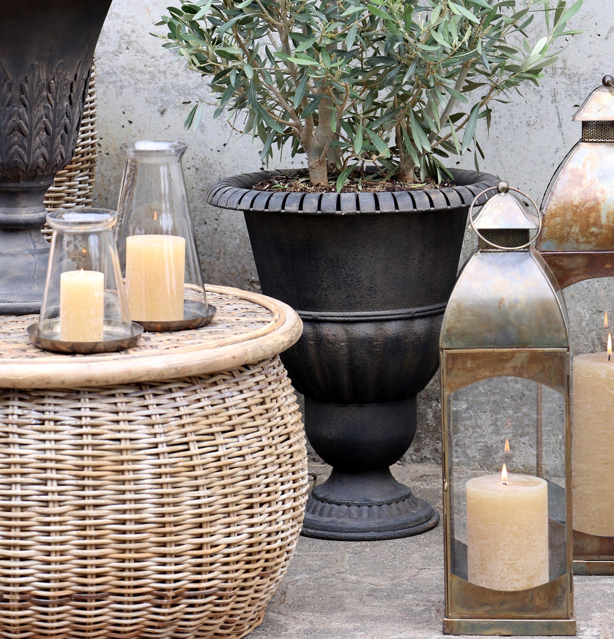 Fransk Kruka Antikgrå XL från Chic Antique i naturlig miljö