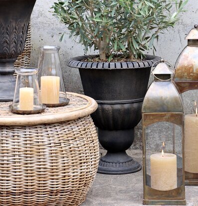 Fransk Kruka Antikgrå XL från Chic Antique i naturlig miljö