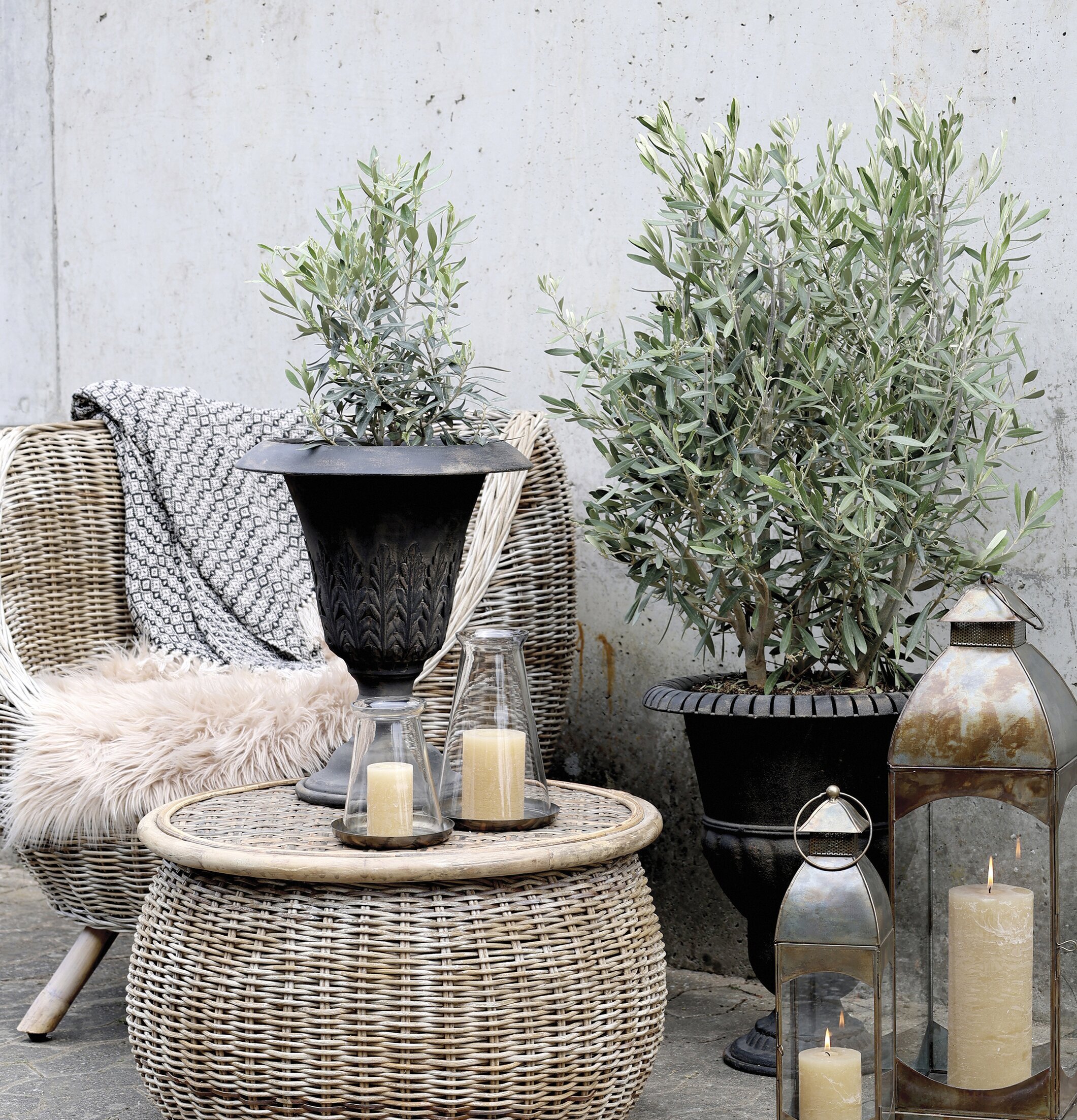 Fransk Kruka Antikgrå från Chic Antique på flätat bord