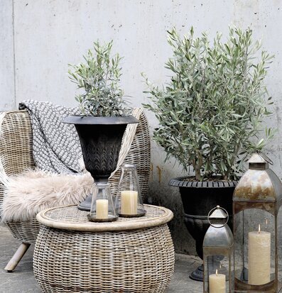 Fransk Kruka Antikgrå från Chic Antique på flätat bord