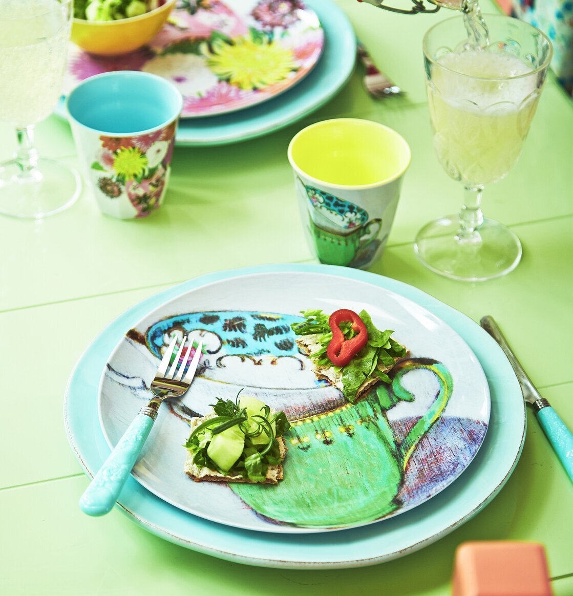 Assiett Två Tekoppar från Rice på mintgrönt träbord