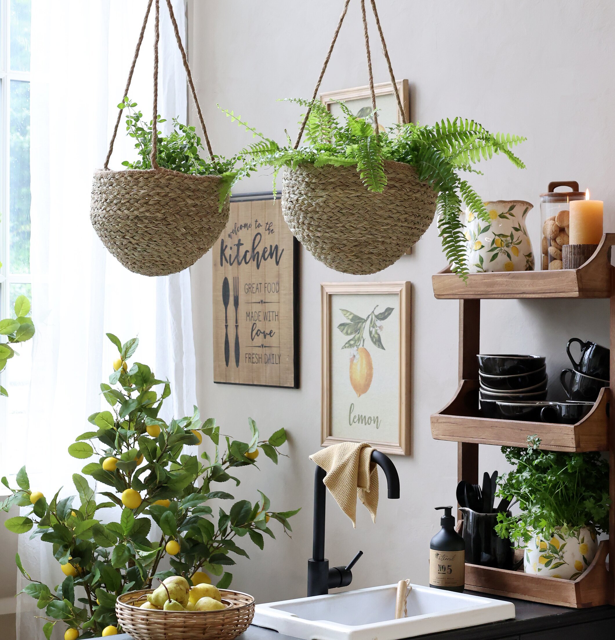 Hängande Korg Med Jute från Chic Antique fylld med växter