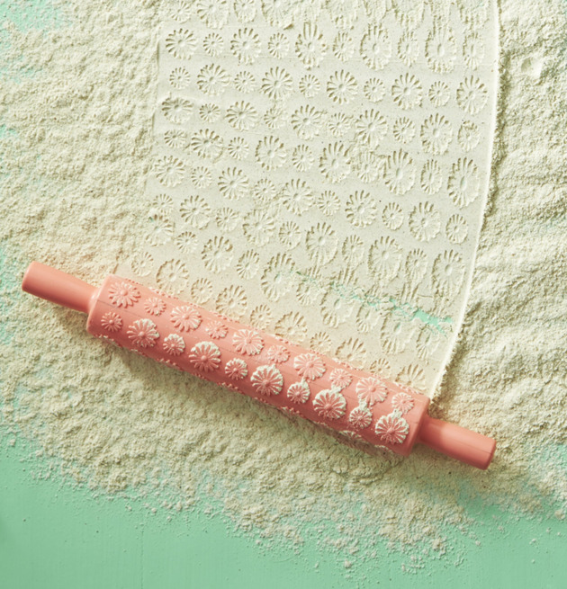 Kavel Blommor Aprikos från Rice på ljusgrön arbetsyta