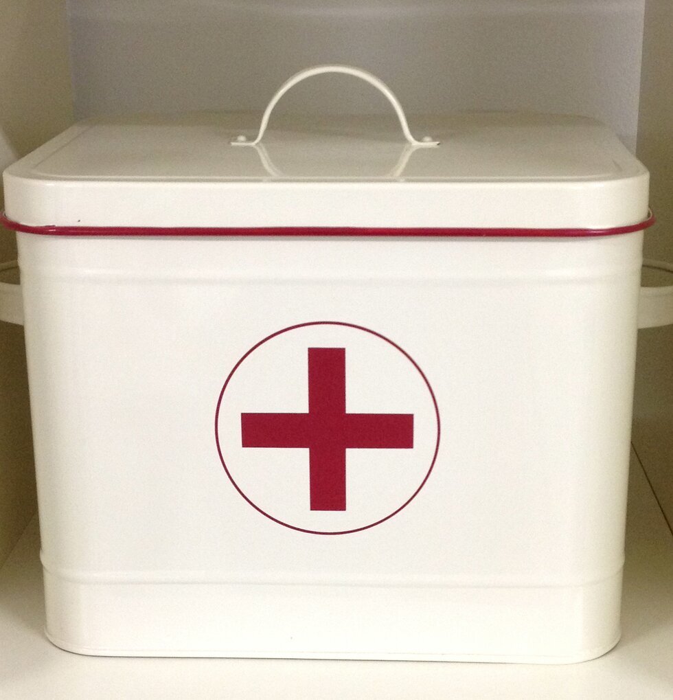 Plåtburk Medicinlåda L från Annat med rött kors och handtag