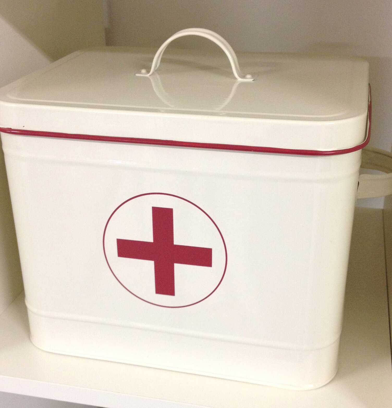 Plåtburk Medicinlåda L från Annat med rött kors på vit yta