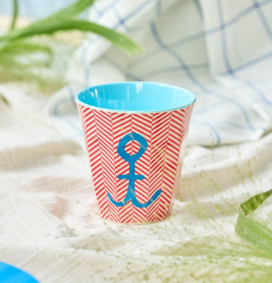 Bild av stilfull melaminmugg med färgglatt mönster