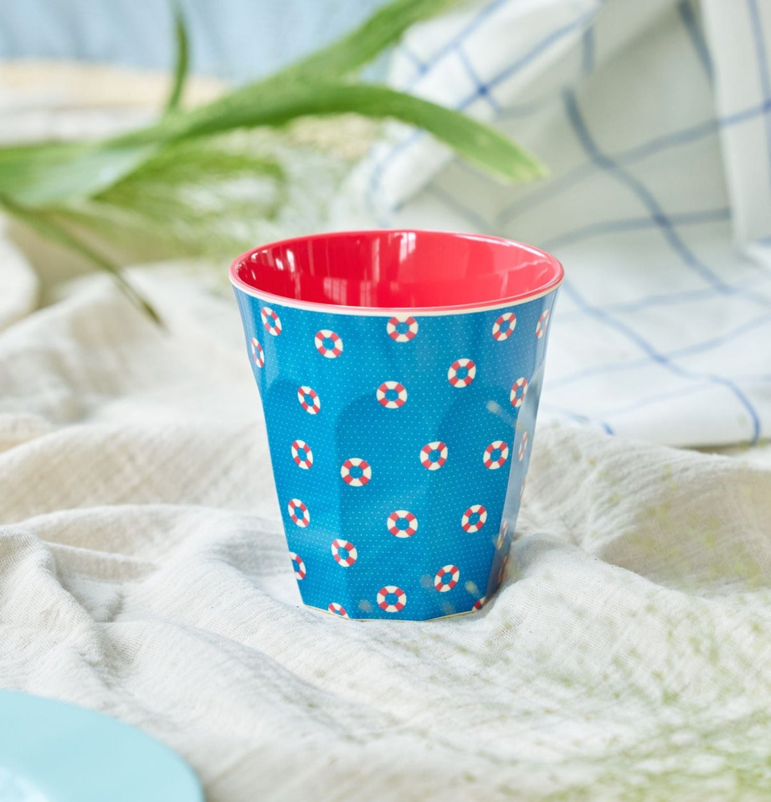 Melaminmugg Lifeline Print från Rice på beige duk med växt