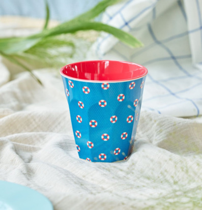 Bild av en livfull mugg med maritimt mönster