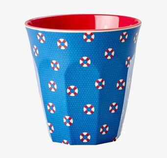 Bild av mugg med maritimt tema och livfull design