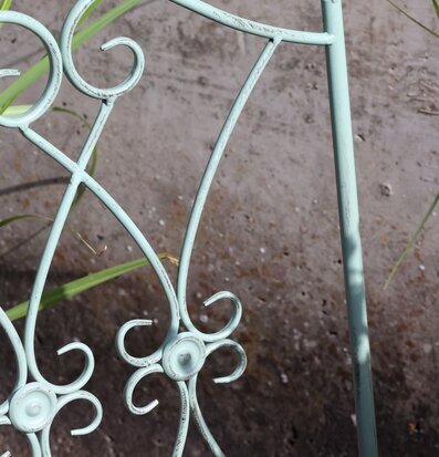 Caféset Antique Verte från Chic Antique, närbild på ryggstöd