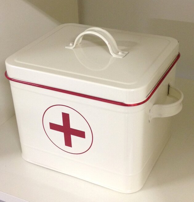 Plåtburk Medicinlåda M från Annat med rött kors och handtag