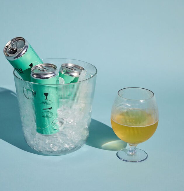 Sagaform Billi Ölglas 2-pack med dryck på bord, isbehållare