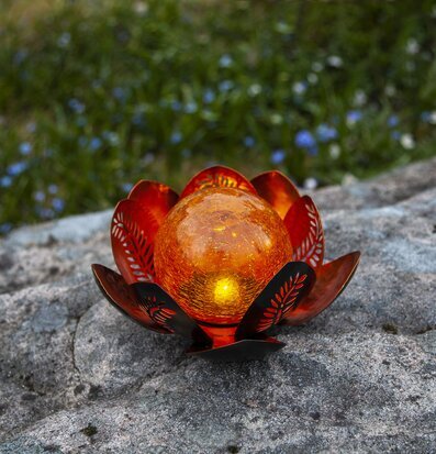 Solcellsdekoration Lilly Amber från Star Trading på sten