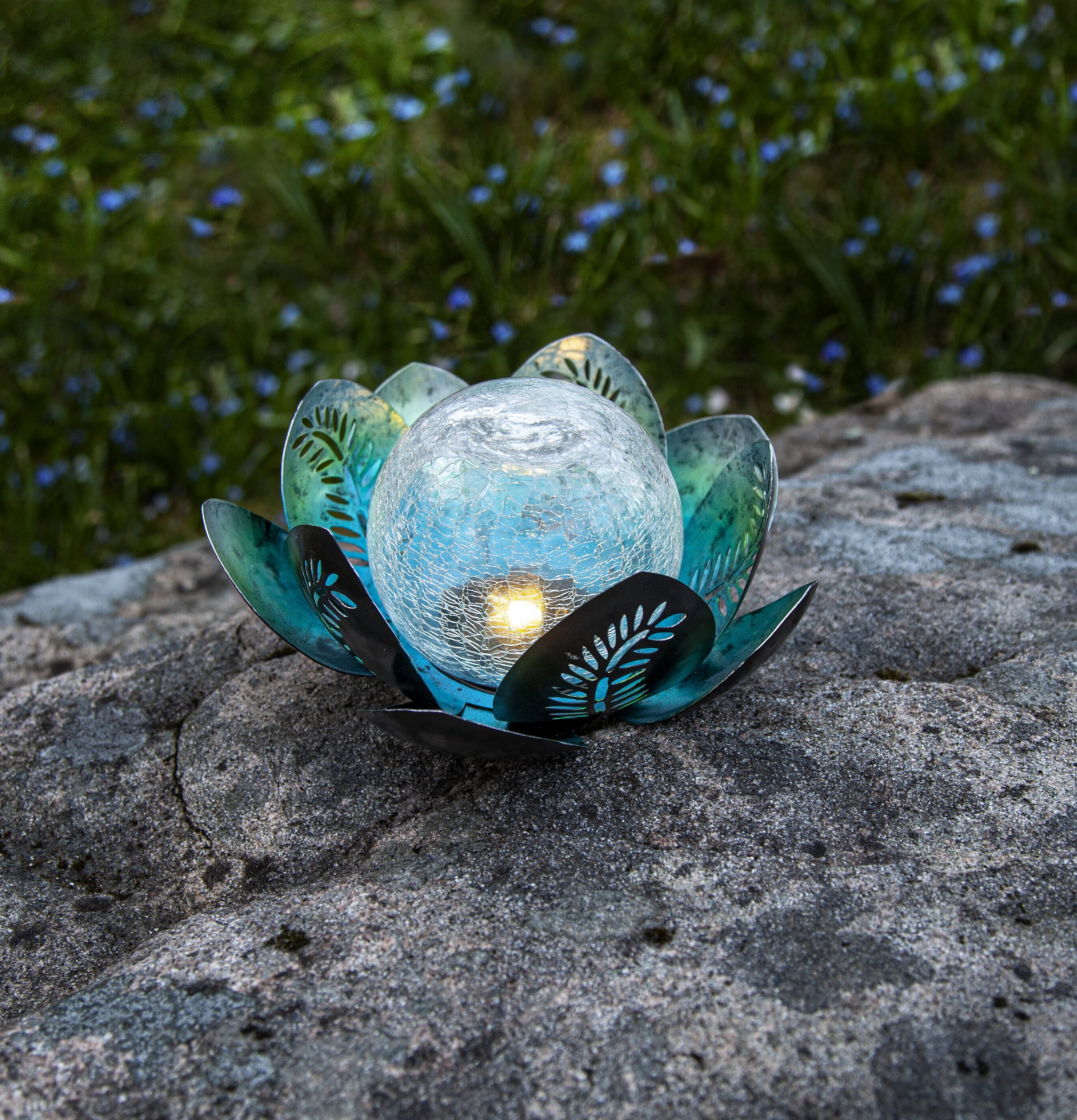 Solcellsdekoration Lilly Silver/Blå från Star Trading på sten