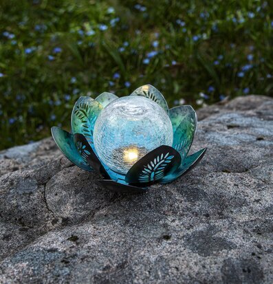 Solcellsdekoration Lilly Silver/Blå från Star Trading på sten