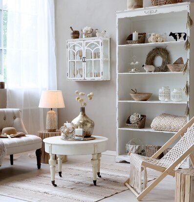 Bordslampa Med Linneskärm från Chic Antique i rustik miljö