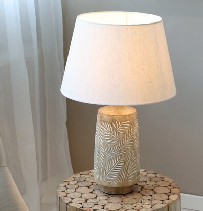 Bordslampa Med Linneskärm från Chic Antique på träbord