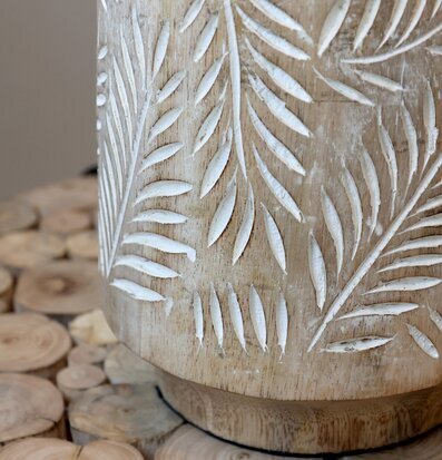 Bordslampa Med Linneskärm från Chic Antique med träbas