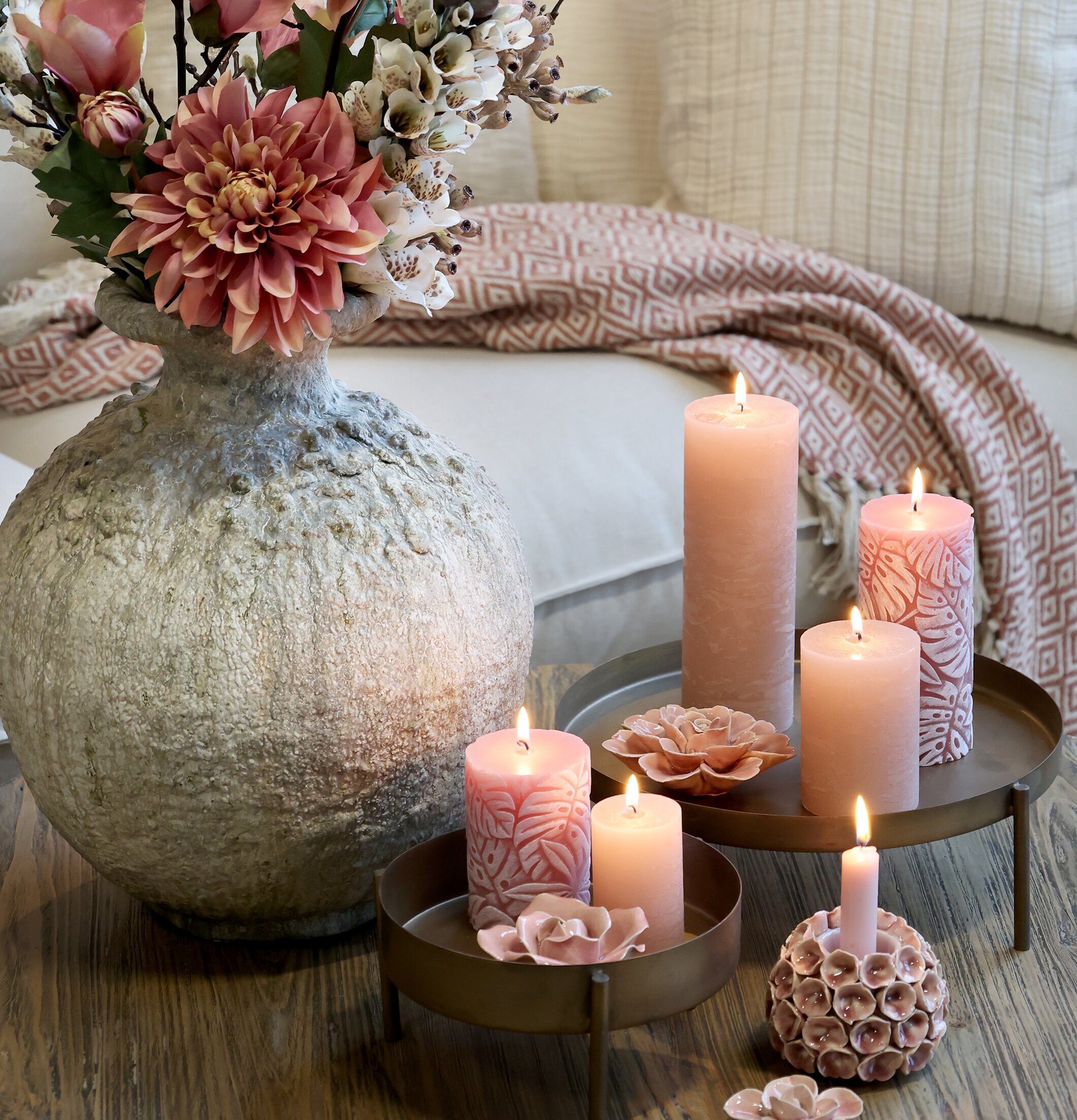 Blockljus Med Bladmönster från Chic Antique på metallfat