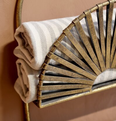 Vägghylla Antik Mässing från Chic Antique i rustik miljö