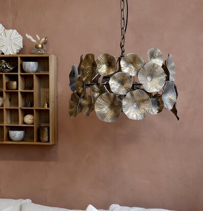 Taklampa Med Blomsterdekor från Chic Antique i antikguld