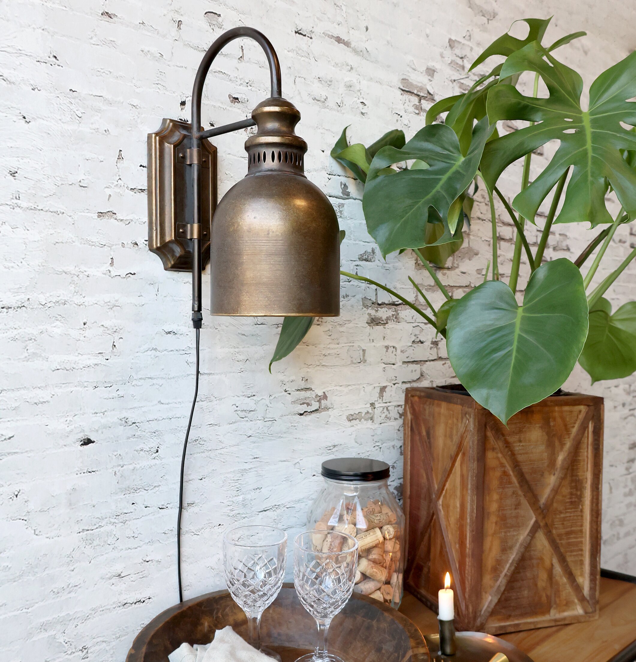 Vägglampa Antik Mässing från Chic Antique på vit tegelvägg