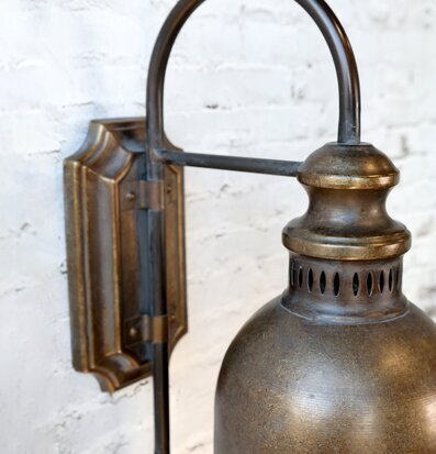 Vägglampa Antik Mässing från Chic Antique på vit tegelvägg