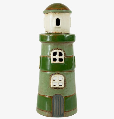 Bild av grön fyrformad ljuslykta med fönsterdetaljer