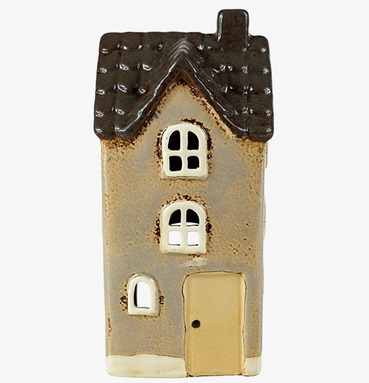 Foto av detaljrik ljuslykta formad som ett hus