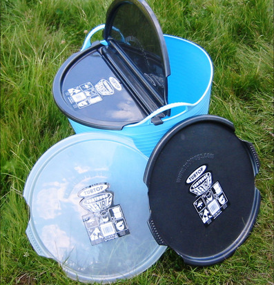 Lock Tubtrugs från Tubtrugs i olika färger på gräs utomhus